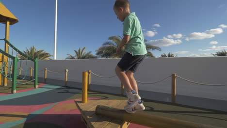 Niño-Divirtiéndose-En-El-Patio-De-Recreo-Al-Aire-Libre