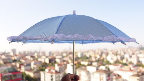paraguas de punto azul claro sobre el paisaje urbano