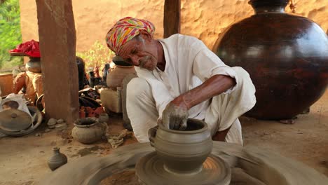 Töpfer-Stellt-Bei-Der-Arbeit-Keramikgeschirr-Her.-Indien,-Rajasthan.