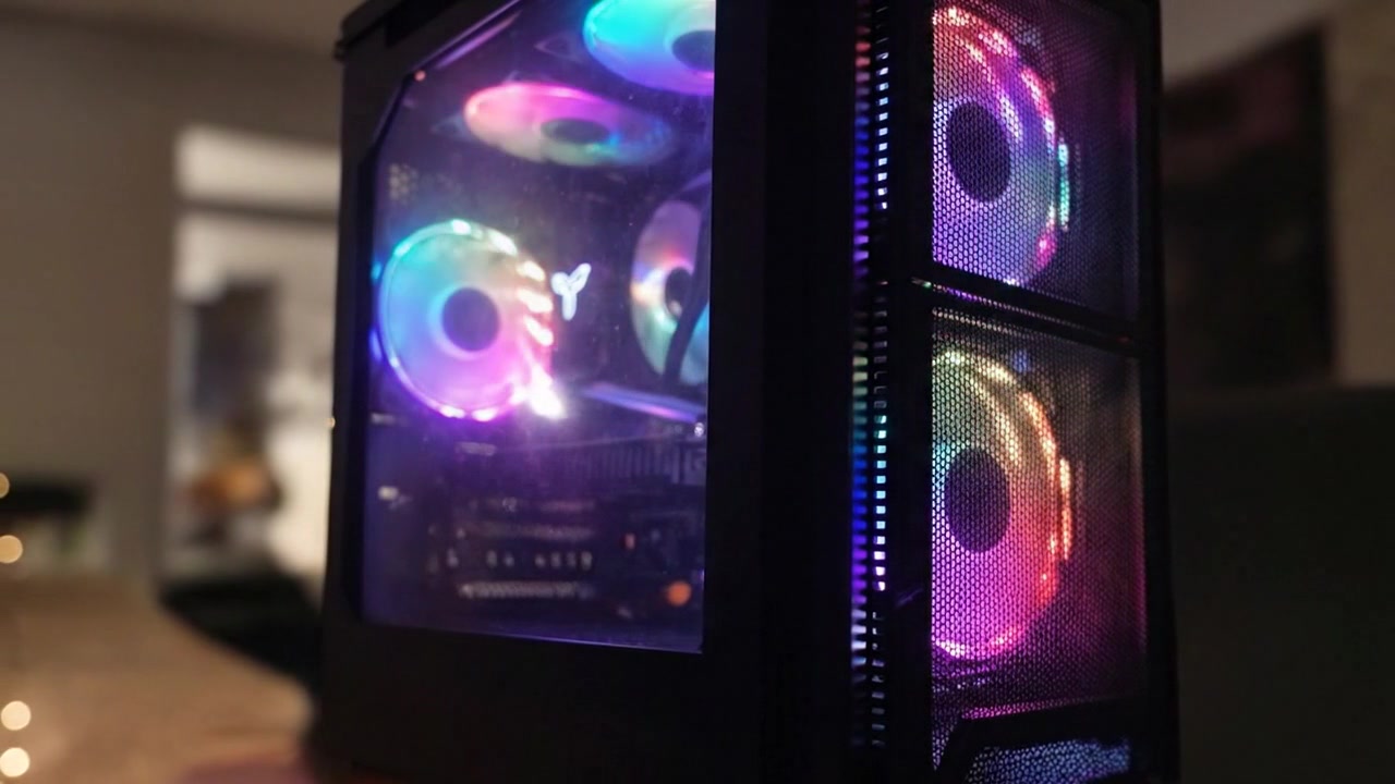 Gaming computer setup med RGB-belysning og højtydende hardwarekomponenter