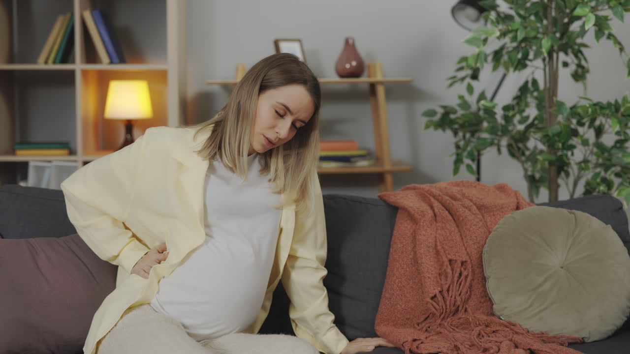 беременная женщина испытывает боль в спине