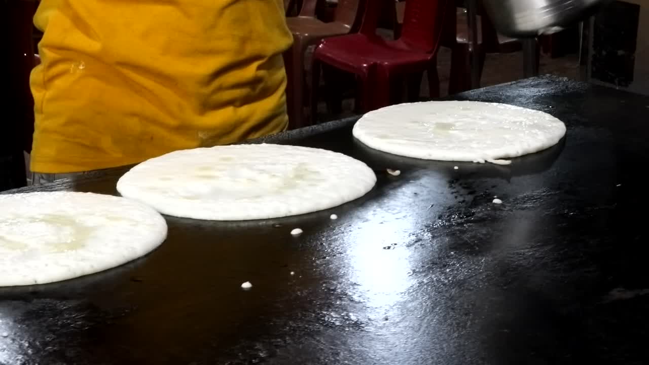 hombre preparando dosa para comer