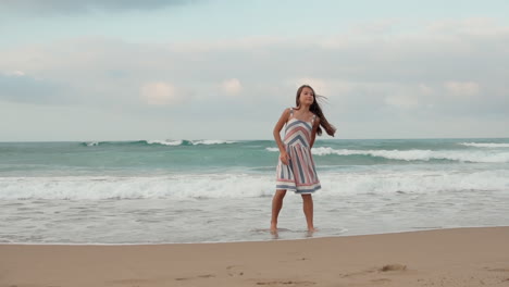 Mujer-Sonriente-Disfrutando-De-Unas-Vacaciones-En-La-Costa.-Niña-Feliz-Bailando-En-La-Playa.