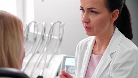 Dentist-and-patient-having-a-conversation-in-dentist's-office