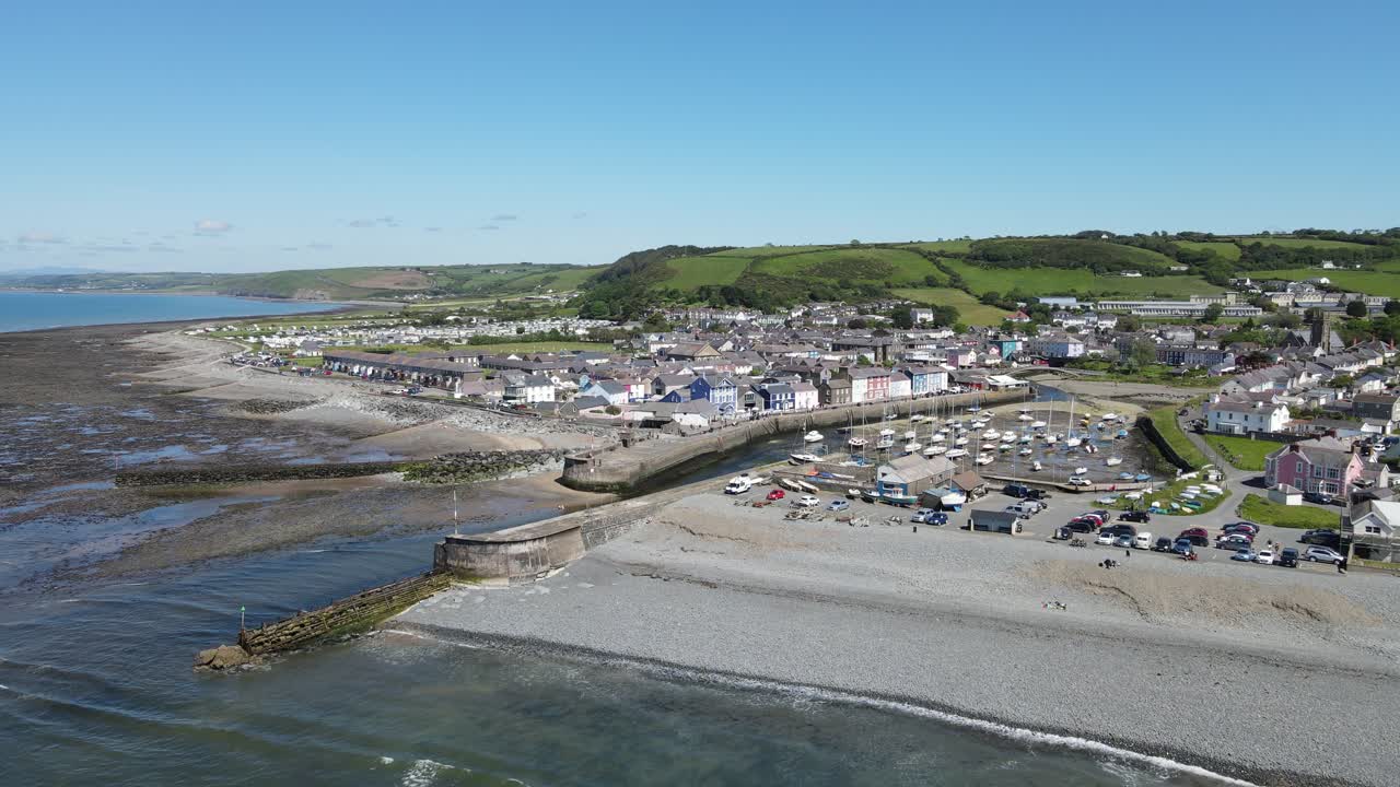 aberaeron gales reino unido ciudad costera y puerto punto de vista aéreo material de archivo 4k