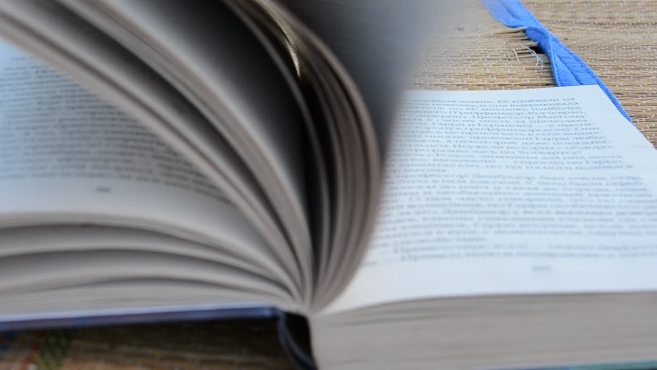 Grande libro aperto. Riprese sulla spiaggia.