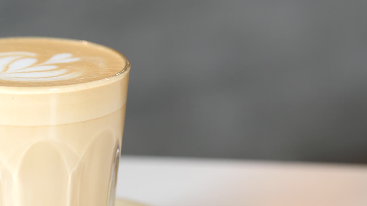 카페 테이블에 케이크 커피 , 뜨거운