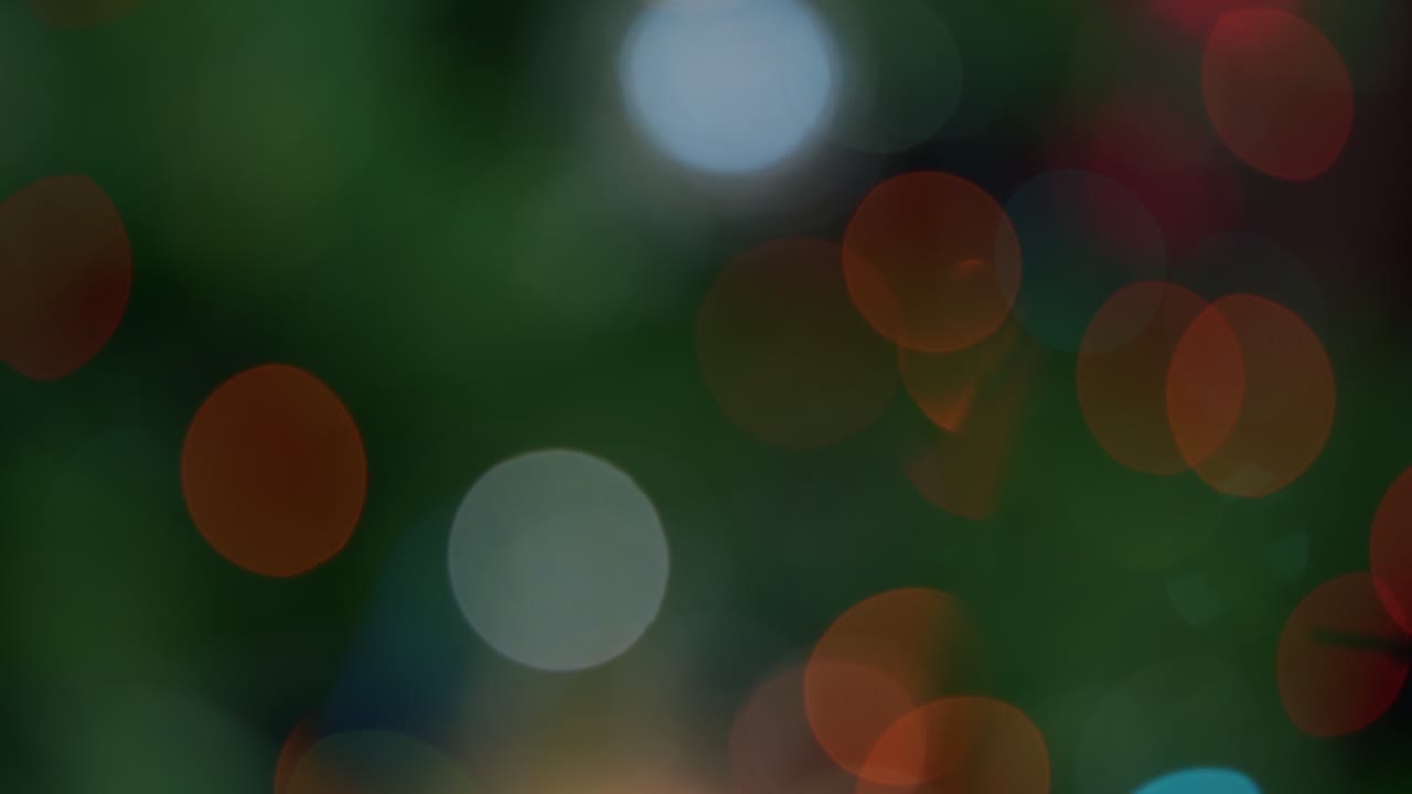 bokeh colorido. parpadea luces bokeh naranja, roja y verde sobre un fondo verde