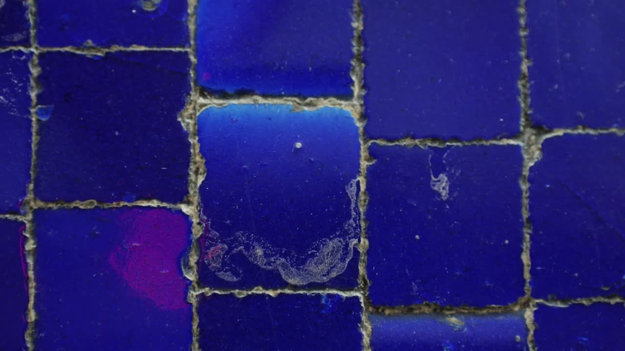 primer plano de un mosaico de azulejos de cerámica de colores de antoni gaudí en su parque guell, barcelona, españa.