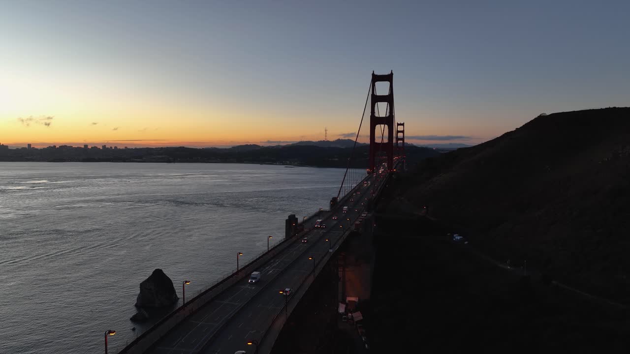 골든 게이트 다리 와 산 의 실루 이 새벽 에, 평온 한 만 과 함께