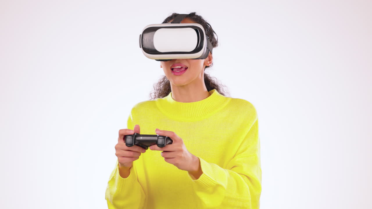 Donna che gioca al gioco VR