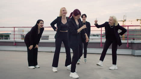 Chicas-Practicando-Movimientos-De-Baile-En-La-Parte-Superior-Del-Edificio