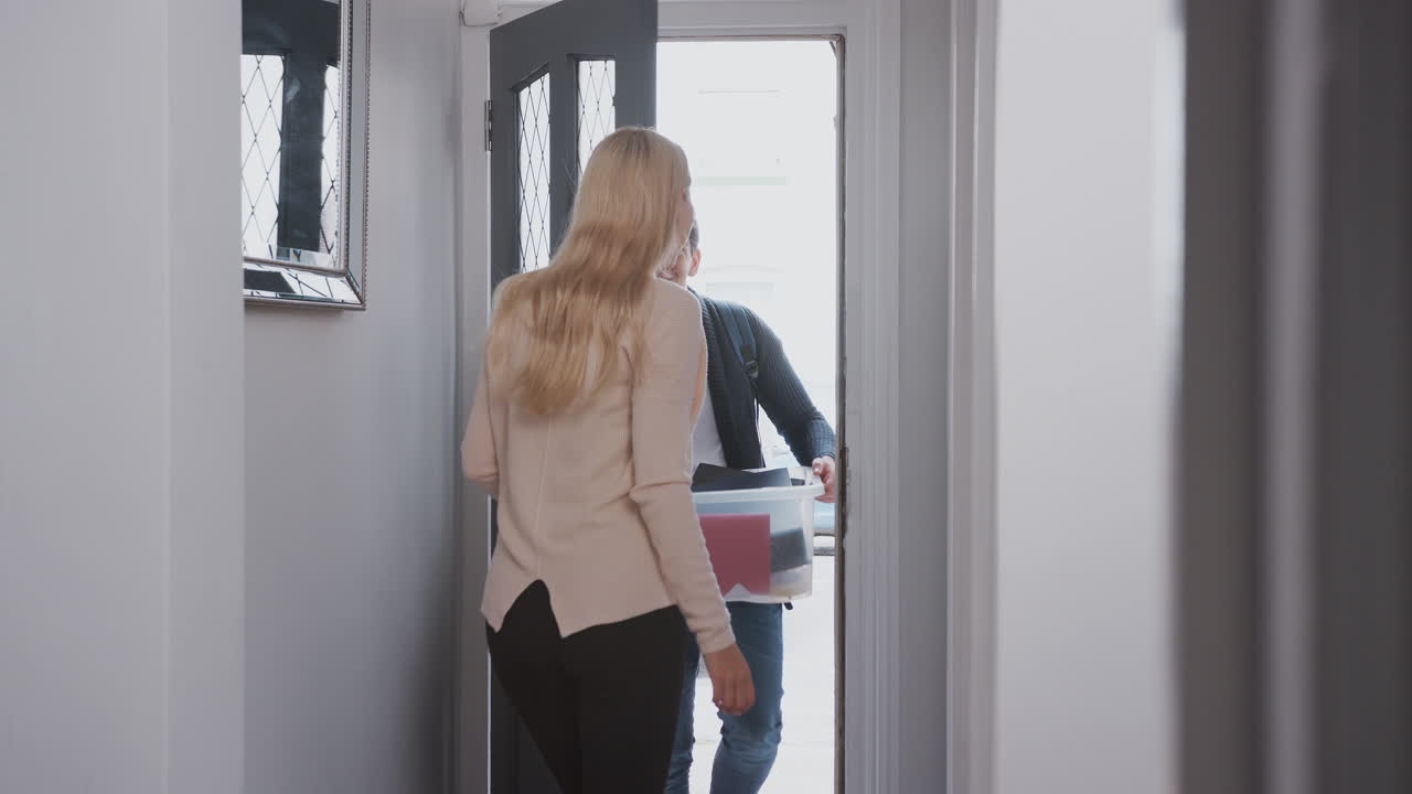 남성 대학생이 짐을 들고 숙소로 이사하고 집 동료를 만나고 있습니다.