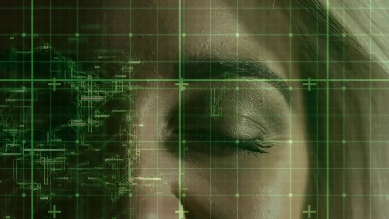 animación del procesamiento de datos sobre la mujer caucásica