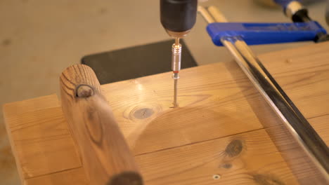 Carpintero-Fijando-Tablones-De-Pino-Termo-A-Cimientos-De-Madera-Con-Un-Solo-Tornillo