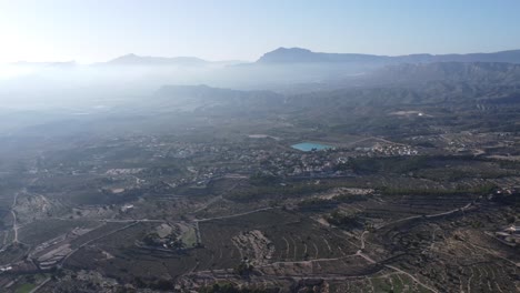 Überblick-über-Die-Atemberaubende-Landschaft-Rund-Um-Die-Kleine-Stadt-Busot-In-Spanien