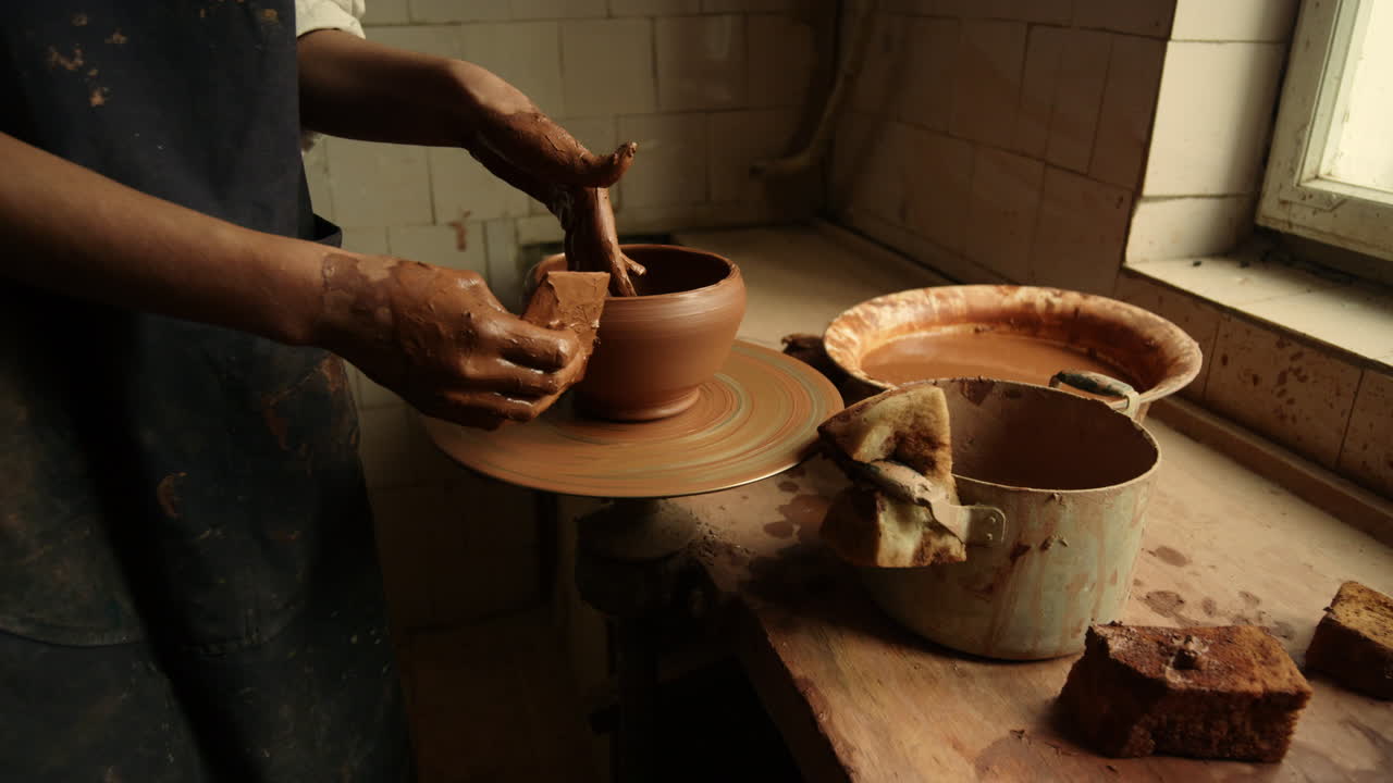 Artista sconosciuto che scolpisce al tornio da vasaio. Donna che realizza un vaso fatto a mano.