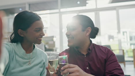 Selfie,-Brindis-Y-Beso-Con-Una-Pareja-En-Casa