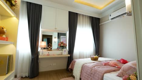 recorrido de decoración de dormitorio en tono rosa con buena iluminación natural