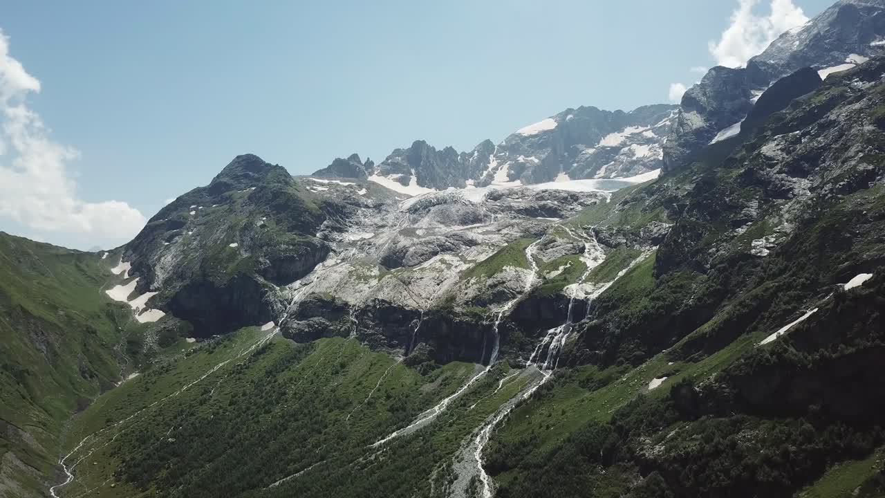 빙하와 폭포가 있는 웅장한 알프스 풍경