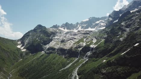 majestuoso paisaje alpino con glaciares y cascadas
