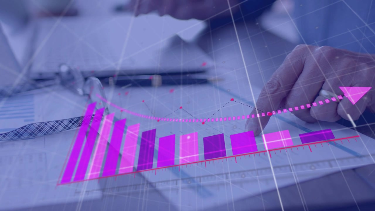 Męskie dłonie stukające w dokumenty i sterujące magentowymi słupkami oraz kropkowaną linią trendu prognozującą wzrost finansowy.