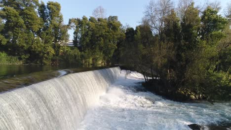 Eine-Luftaufnahme-Eines-Wasserfalls