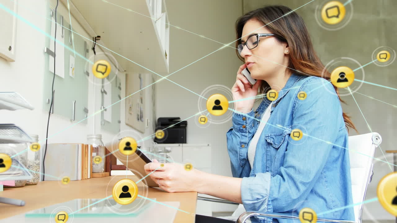 animación de una red de iconos digitales sobre una mujer caucásica con una tableta digital hablando en un teléfono inteligente