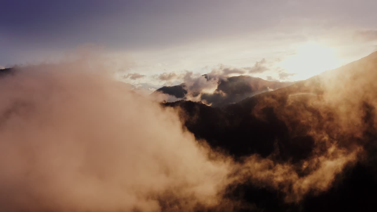 el atardecer de la montaña brumosa