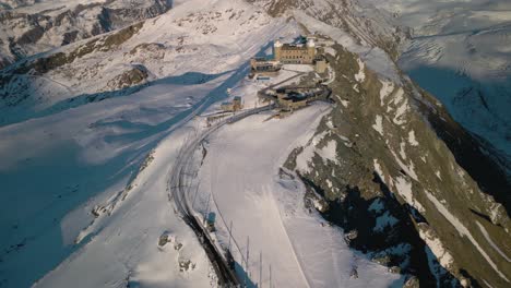 Wunderschöner-Schwenk-Nach-Oben-Zeigt-Die-Bergplattform-Gornergrat