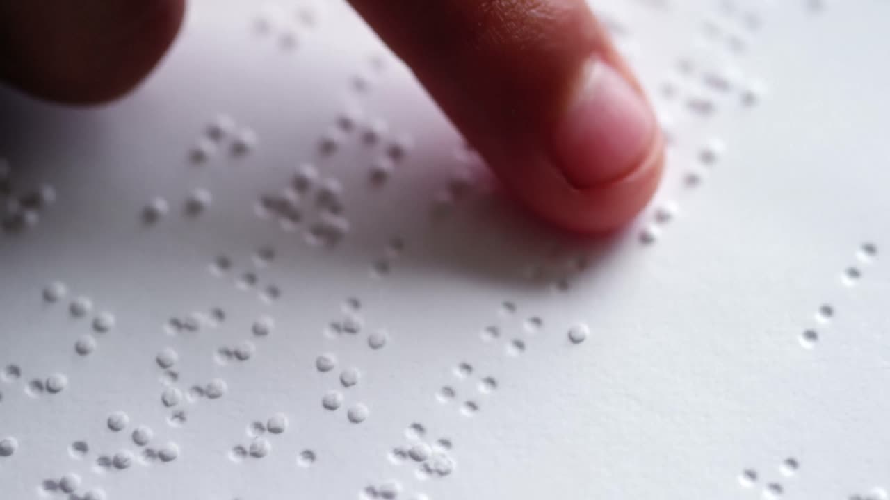 학교 에서 교실 에서 브라이엘 문자 책 을 읽고 있는 학교 아이