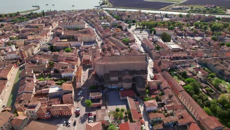 Catedral-De-Comacchio,-Italia,-Pequeña-Ciudad-Italiana,-Vista-De-órbita-De-Drones-De-La-Infraestructura-Urbana,-Tiempo-Soleado