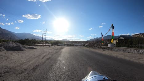 punto de vista de un paseo en bicicleta en la ciudad de leh de india