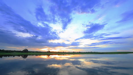 Puesta-De-Sol-Con-Cielos-Grises-Y-Azules-Nublados-A-Lo-Largo-De-La-Parte-Superior-Del-Río-Chobe-En-Verano