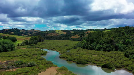 Paisaje-Nublado-Escénico-Sobre-El-Paisaje-Verde-Del-Campo-En-La-Playa-De-Te-Muri,-Parque-Regional-De-Mahurangi,-Nueva-Zelanda