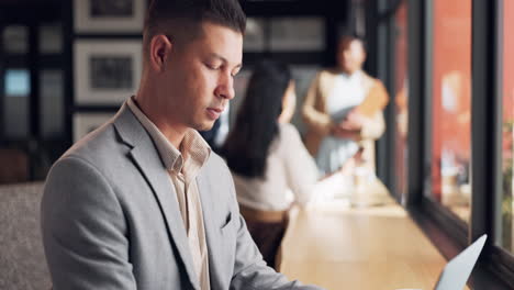 hombre de negocios, pensando en la computadora portátil