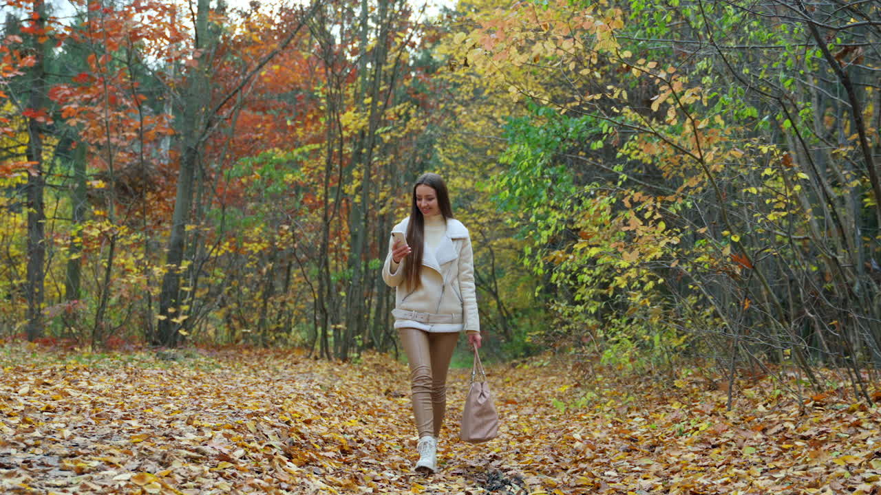 mujer caminando en el bosque de otoño