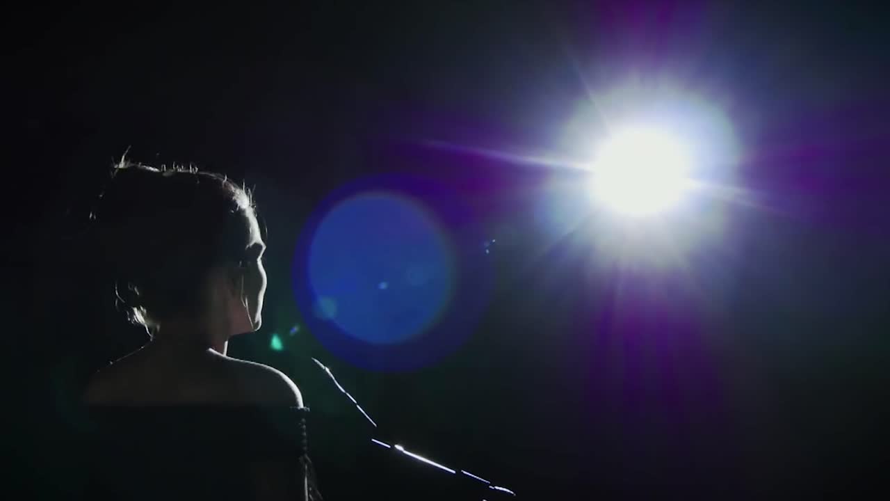 cantante en el escenario bajo los reflectores