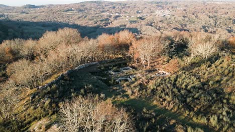 Die-Luftumlaufbahn-Errichtet-Die-Festung-Castro-Da-Acea-Und-Grenzfelsmauern-In-Ourense,-Spanien