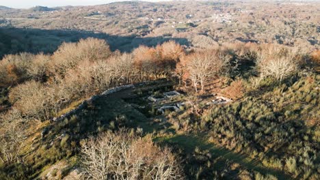 la órbita aérea establece el fuerte de castro da acela y las paredes rocosas fronterizas en ourense, españa.