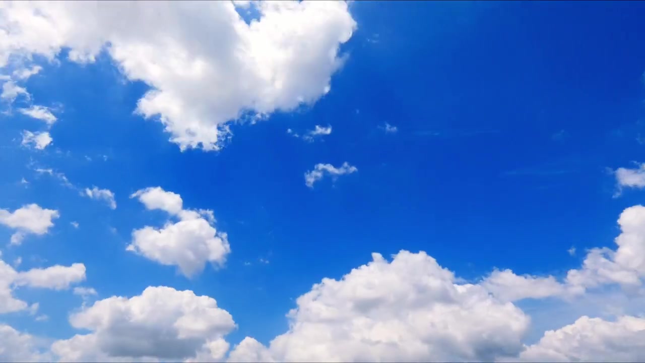Timelapse de formaciones de nubes dramáticas moviéndose a través de un cielo abierto, creando patrones naturales dinámicos y condiciones atmosféricas cambiantes