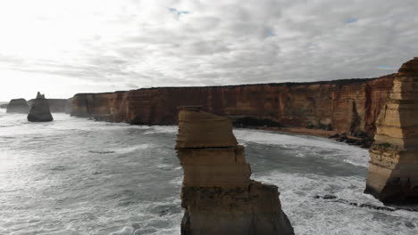 Panorámica-Aérea-Rotación-Derecha-Vistas-Alrededor-De-Los-Doce-Apóstoles-Paisaje-Sobre-El-Agua