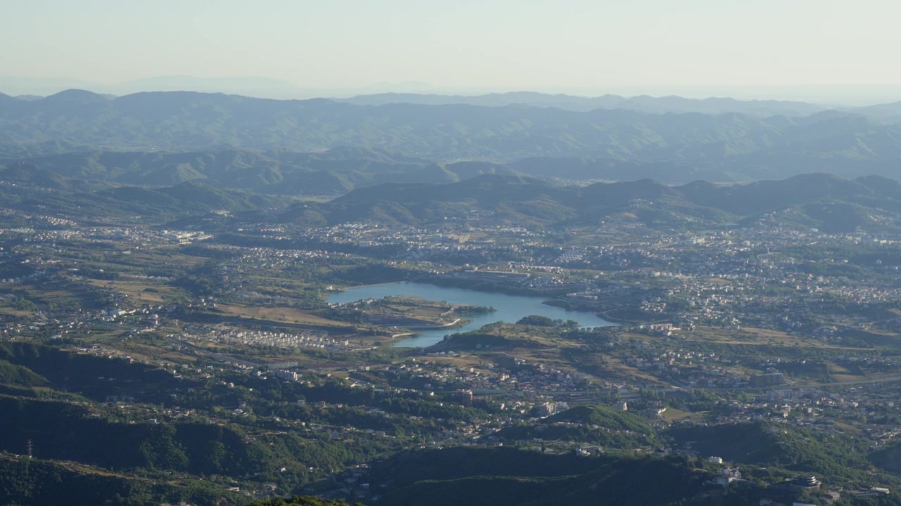 Vista del Lago di Farka a Tirana, Albania, ripresa dal paesaggio naturale del Monte Dajti