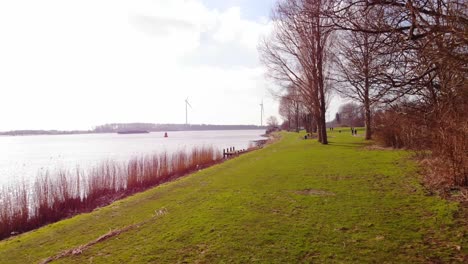 Luftdrohne-Landet-Langsam-Am-Flussufer-Und-Landet-Bei-Einer-Bruchlandung-über-Gras