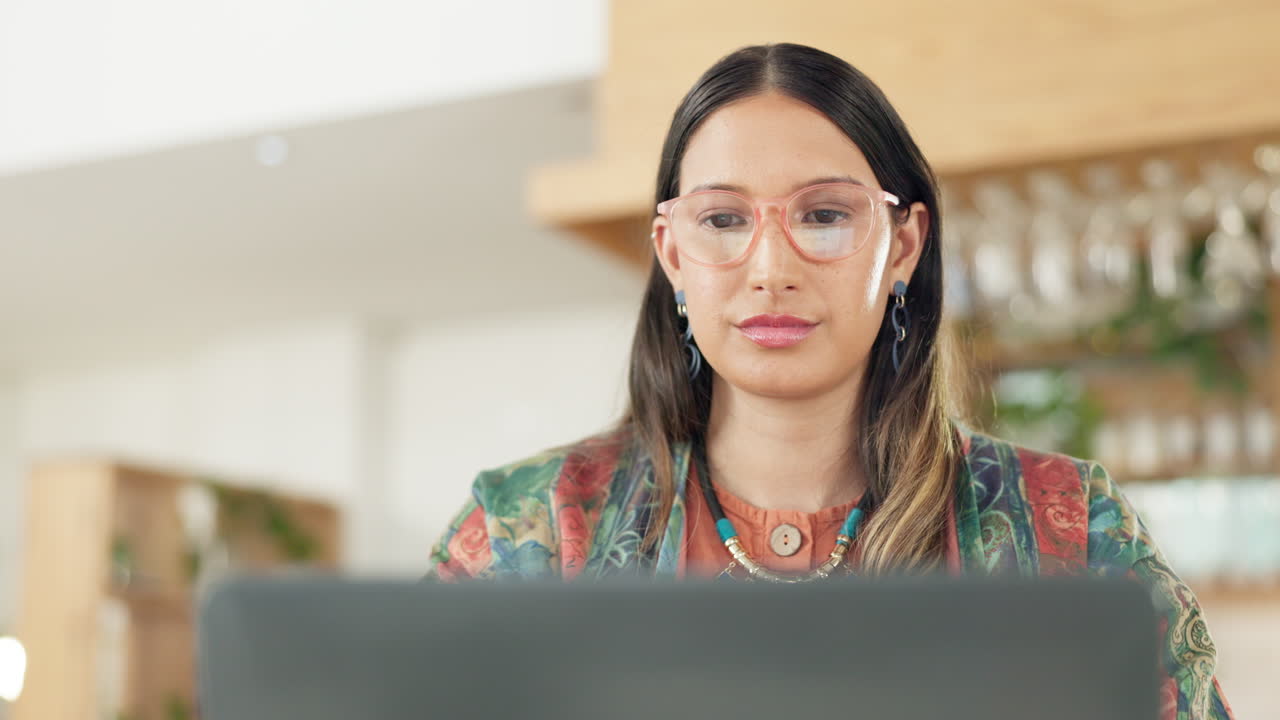 mujer de negocios, ordenador portátil o ajuste de gafas