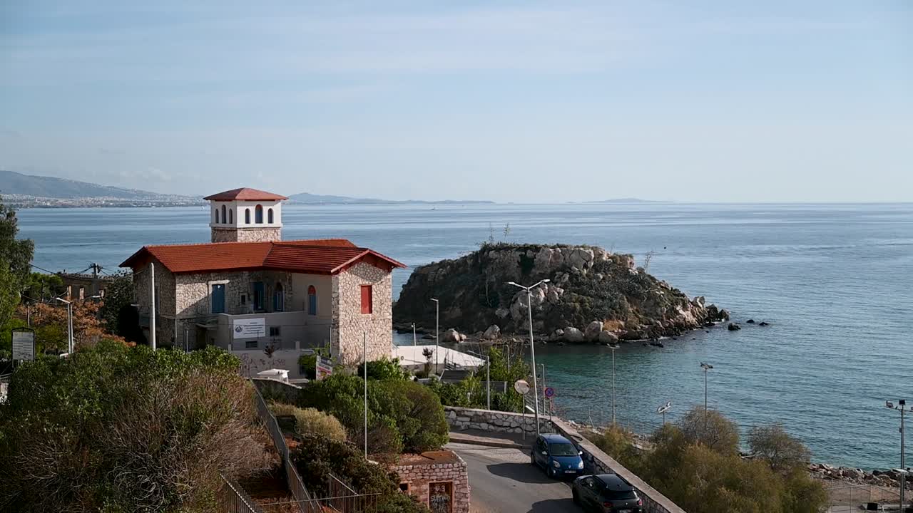 motocicleta conduciendo a través de neo faliro, grecia
