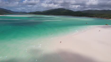 vista aérea de la majestuosa playa de whitehaven, un punto de referencia natural de queensland, australia