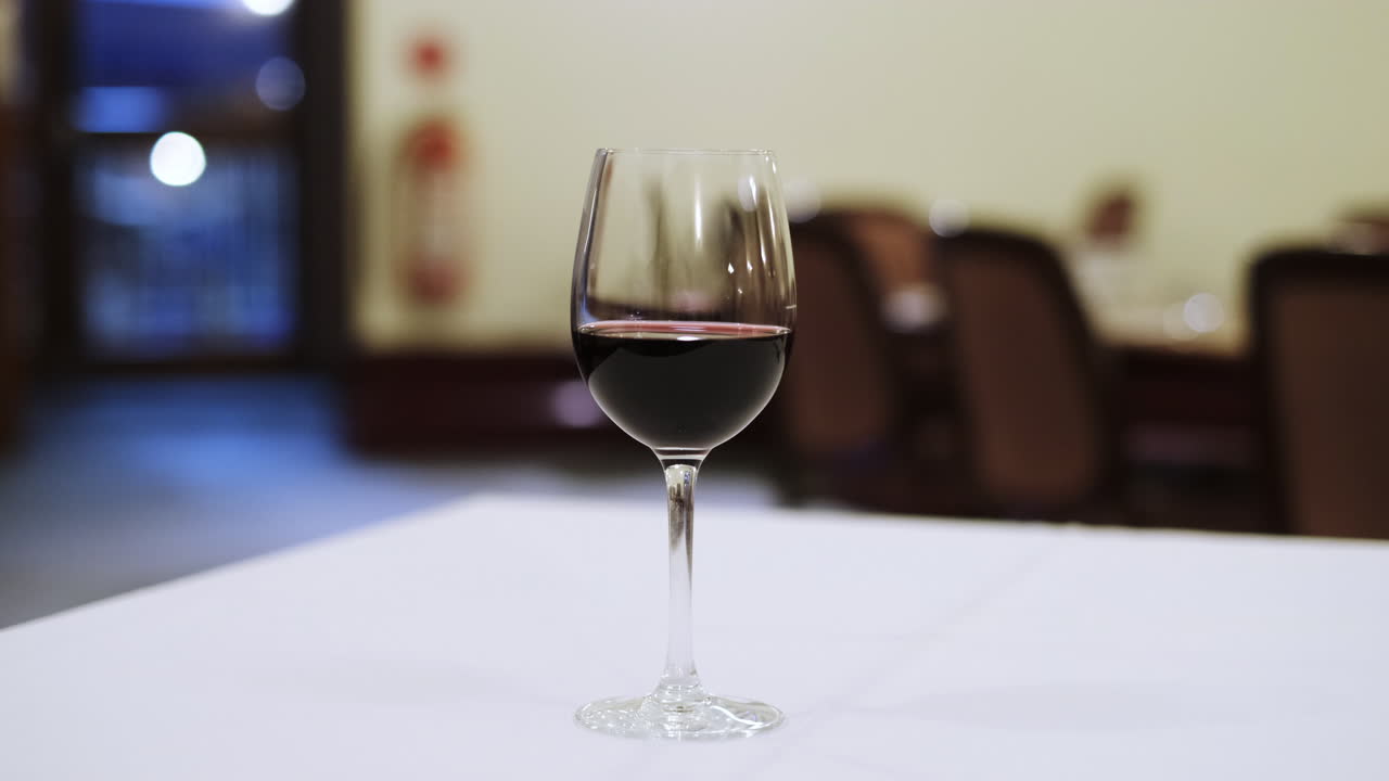 Elegante e pulito calice di vino rosso su un tavolo da ristorante
