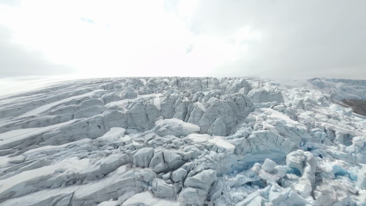 vuelo aéreo sobre el pico nevado de las montañas durante el día soleado en noruega - cumbre de buerbreen