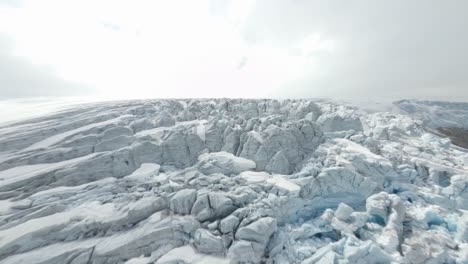 vol aérien au-dessus des sommets enneigés des montagnes pendant une journée ensoleillée en norvège - sommet de buerbreen